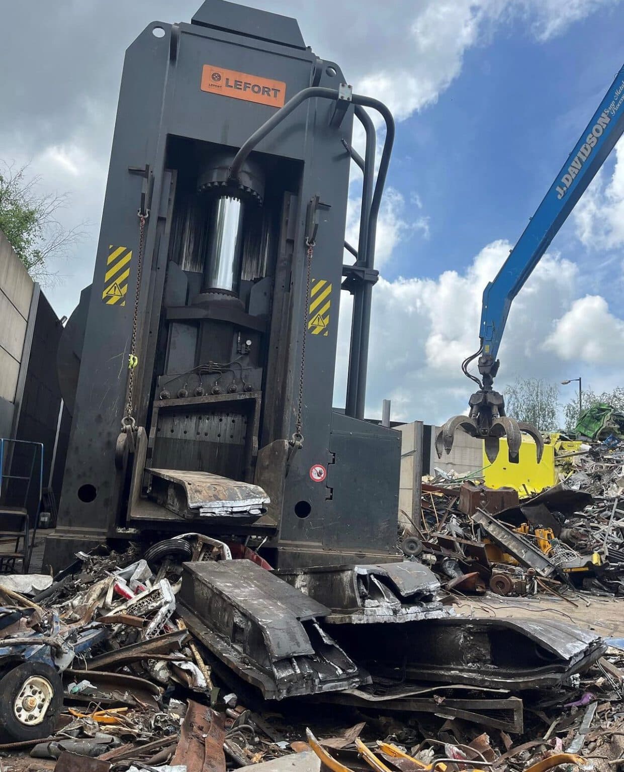 J. Davidson leading the way with a 1300T Koloss - Lefort